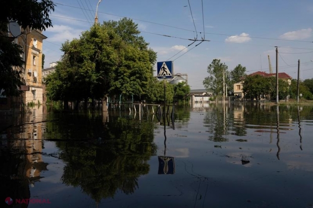 VIDEO // Imagini apocaliptice, după ce rușii ar fi aruncat în aer barajul de la Nova Kahovka. Oamenii și-au petrecut noaptea pe acoperișuri și în copaci