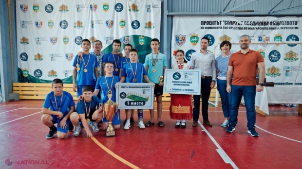 VIDEO, FOTO // Echipa Liceului „Olimpii Panov” din Taraclia și-a adjudecat cel mai important CAMPIONAT de minifotbal din sudul republicii. Campionii au primit marele PREMIU – un teren de minifotbal MODERN și au fost felicitați de marele Dobrovolski