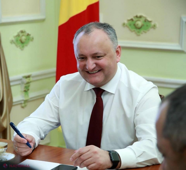 Dodon deschide ușile Palatului Republicii pentru de Aleksandr Marşal şi formația „Golubîe beretî”, cu prilejul „Zilei Armatei şi Flotei Marine Militare Sovietice”