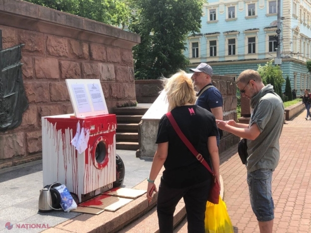 FOTO // Protest inspirat la Cernăuți față de războiul din Ucraina. „Lucrarea de artă” amplasată în fața monumentului soldatului sovietic 