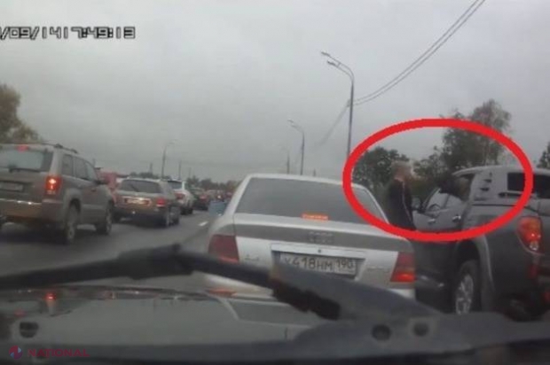 VIDEO // Acest şofer a sărit la bătaie în trafic. SURPRIZĂ: peste cine a dat când a ajuns la maşina din faţă