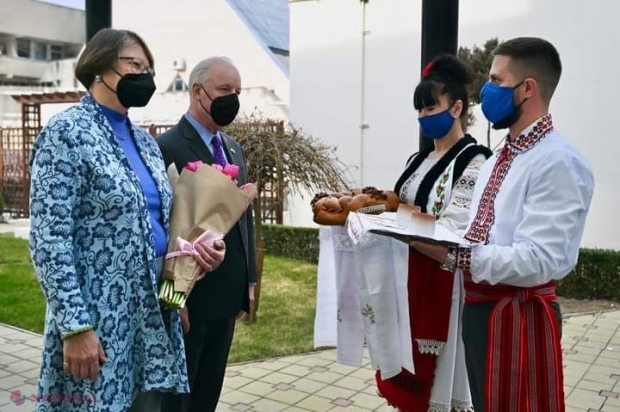 FOTO // Noul AMBASADOR al SUA a sosit în R. Moldova. Kent D. Logsdon, întâmpinat cu pâine, sare şi cu un pahar de vin moldovenesc 