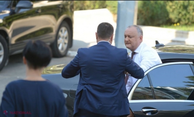 FOTO // Dodon, prezență TAINICĂ la recepția data de Ambasada Rusiei la Chișinău. Acesta a vrut să rămână neobservat