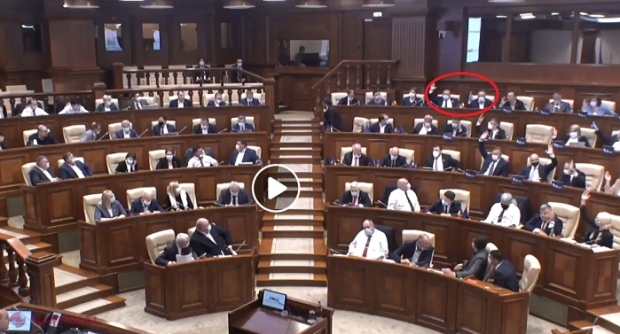 FOTO // Cine sunt cei DOI deputați de la PD, care au votat astăzi, alături de OPOZIȚIE, pentru audierea ministrului Apărării. Spicherul Greceanîi s-a PIERDUT când au fost numărate voturile