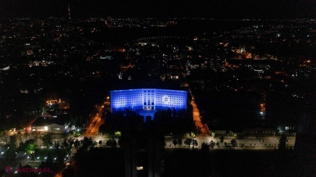 FOTO // Clădirea Parlamentului din Chișinău, iluminată în culorile drapelului UE, de Ziua Europei: Expoziție în Legislativ, pe tot parcursul lunii mai, dedicată relațiilor R. Moldova - UE 