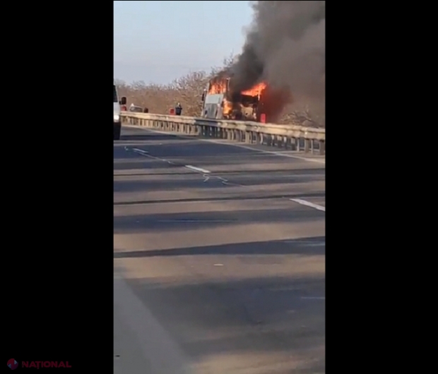 FOTO, VIDEO // Un autobuz plin cu pasageri a luat foc în raionul Orhei: Oamenii au reușit să iasă din autovehiculul cuprins de flăcări