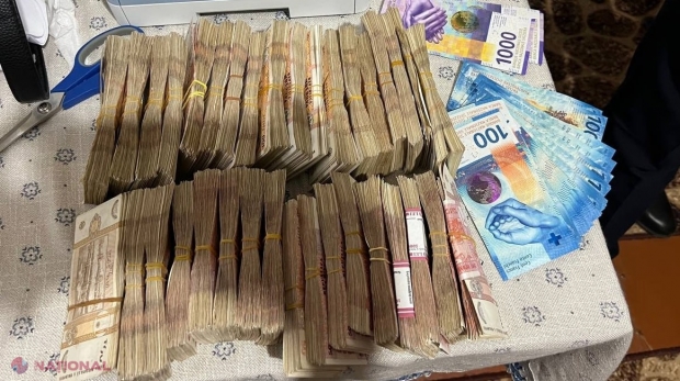 FOTO // Banda din R. Moldova implicată în furturi, spălări de bani și contrabandă, DESTRUCTURATĂ cu ajutorul EUROPOL. De la domiciliile suspecților au fost ridicate ceasuri de lux, pachete cu bani, bijuterii din metale și pietre prețioase