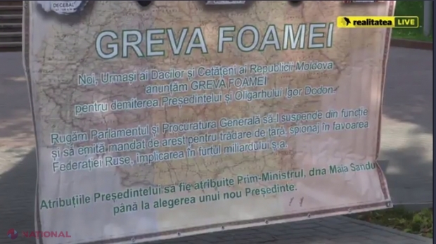 VIDEO // Grevă a FOAMEI în fața Parlamentului: Se cere ARESTAREA lui Igor Dodon pentru „trădare de țară și spionaj în favoarea Federației Ruse”