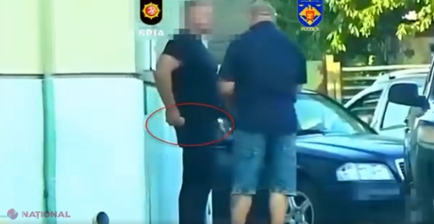 VIDEO // Doi polițiști de la Ialoveni, prinși cu 2 000 de euro în mâini: Mită de la o persoane pe care urmau s-o scape de o „plângere” 