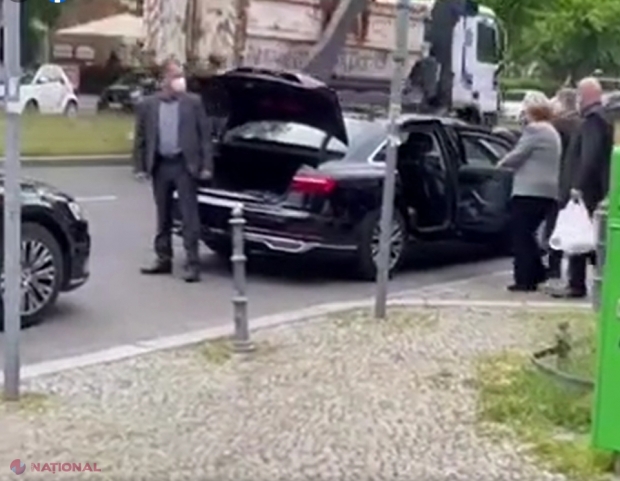 VIDEO // Nu le-a venit să creadă că Angela Merkel a venit la un magazin de legume fără mașini cu GIROFARURI. Coloana formată din două mașini a cedat trecerea tuturor automobilelor, după care a pornit regulamentar