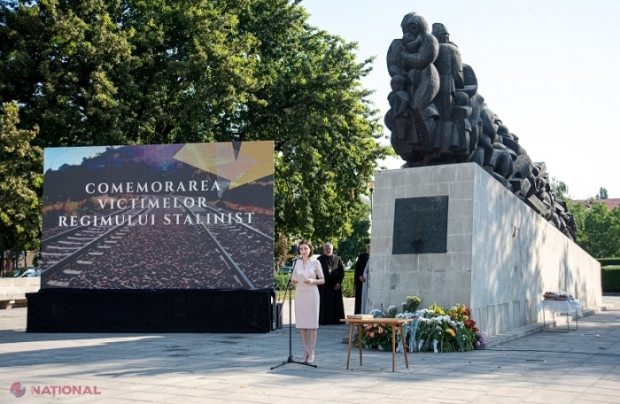 VIDEO // Flori, lumânări, clopote și discursuri în memoria victimelor deportărilor staliniste, la Chișinău. Maia Sandu: „Federația Rusă, moștenitoarea de drept a URSS, nu și-a asumat niciodată responsabilitatea pentru aceste tragedii ale trecutului”