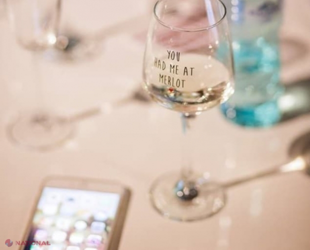 Clienții unui local primesc GRATUIT o sticlă cu vin, dacă îşi lasă telefoanele la intrare. Ce primesc cei care scriu o recenzie