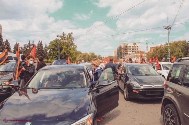 FOTO // Dodon este TAXAT pentru organizarea paradei cu mașini și steaguri sovietice din PMAN: „Cetățenii nu pot sa participe la ÎNMORMÂNTAREA rudelor de gradul întâi, iar prietenii președintelui fac paradă cu participarea a sute de persoane”