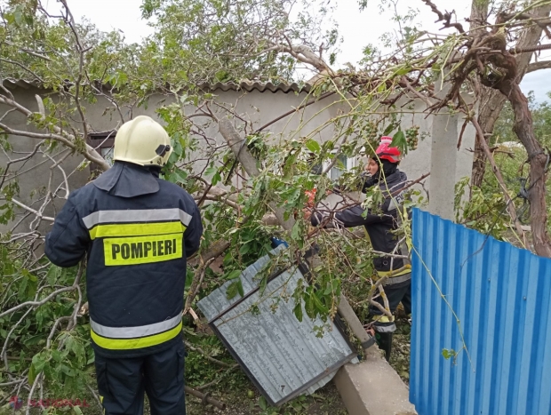 FOTO Acoperișuri smulse și arbori doborâți în nordul țării. Salvatorii au intervenit în mai multe localități după ploaia cu vânt și grindină