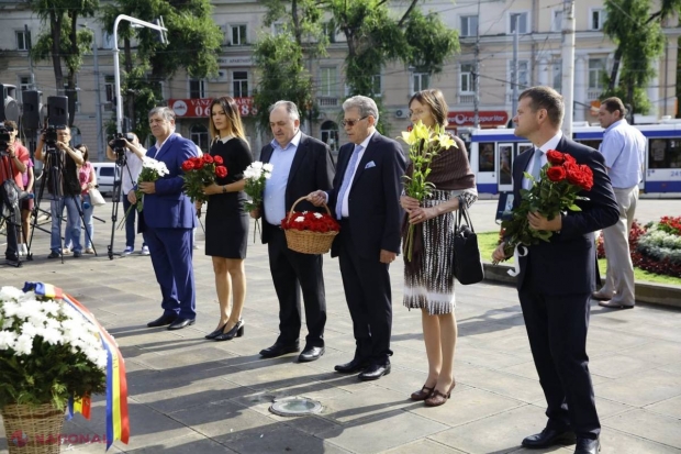 Depuneri de flori la același monument: Dodon zice că Ștefan cel Mare a luptat pentru „identitatea moldovenească”, iar liberalii afirmă că domnitorul a fost „ce mai MARE român din toate timpurile” 