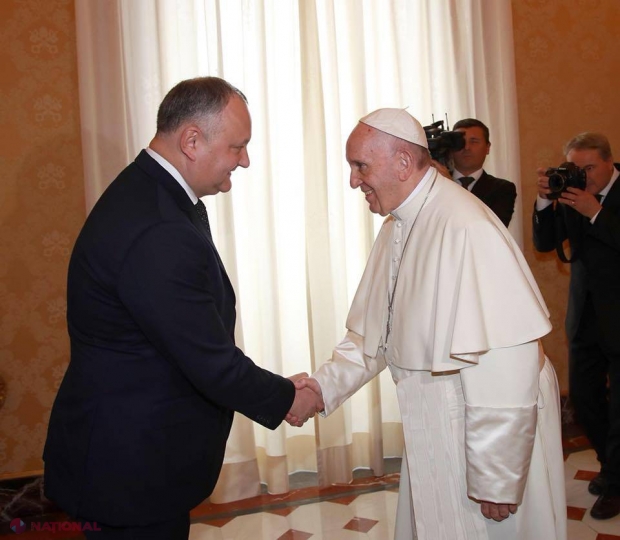 FOTO // Ce i-a spus Igor Dodon Papei de la Roma: Și-a luat și fiii în călătorie