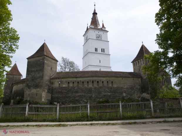 Locul superb aflat la câteva minute de Braşov, dar care nu este o staţiune de pe Valea Prahovei. Preţurile sunt aproape cu jumătate mai mici decât la cazările din Sinaia sau Predeal