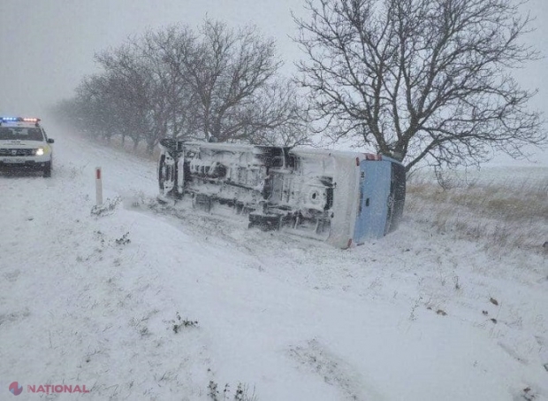 GALERIE FOTO // Situație CRITICĂ pe traseele din R. Moldova: Mașini răsturnate sau derapate în șanț și persoane decedate în accidente. Ce sectoare de drum trebuie evitate