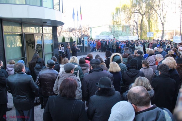 FOTO // Medicii au ieșit la protest: „Jos mafia de la minister”