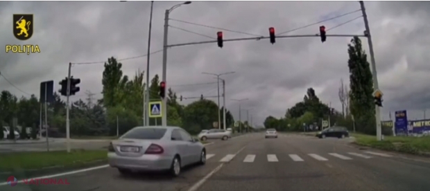 VIDEO // Momentul în care două „Mercedes”-uri „zboară” la culoarea roșie a semaforului, pe bd. Dacia din Chișinău: Poliția a identificat persoanele aflate la volan, iar una nici nu avea permis de conducere