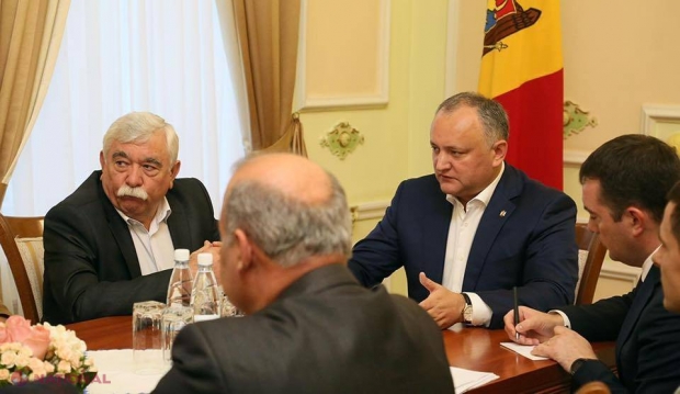 Igor Dodon se joacă cu NERVII deputaților din majoritatea parlamentară și EZITĂ să promulge legile adoptate REPETAT de Parlament