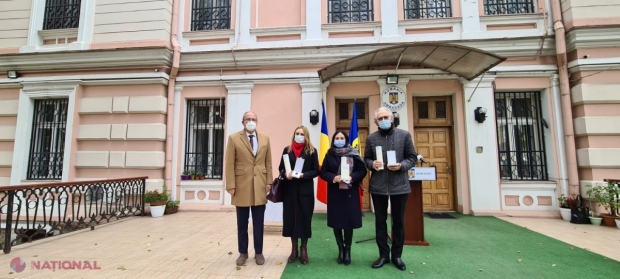 FOTO // Președintele României a oferit Medalia Aniversară „Centenarul Marii Uniri” unor instituții culturale din R. Moldova: „Limba și cultura unui popor sunt elemente definitorii, esențiale ale fibrei sale identitare”