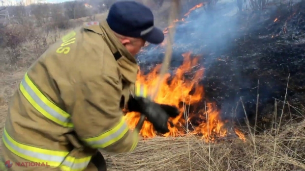 Incendiu puternic la Cantemir. Un bărbat a fost găsit carbonizat după ce cinci case părăsite și vegetația uscată dintre acestea au fost cuprinse de flăcări