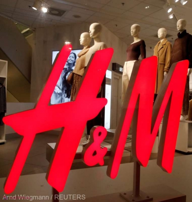 H&M își lichidează afacerile din Rusia