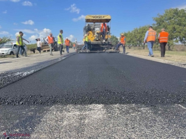 FOTO // Tehnologie nouă: Drumul din R. Moldova, asfaltat cu PLASTIC reciclabil