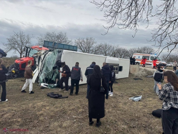 FOTO // Accident cumplit în apropierea raionului Ștefan Vodǎ: Un autocar cu 27 de pasageri la bord s-a ciocnit cu un tractor și s-a răsturnat