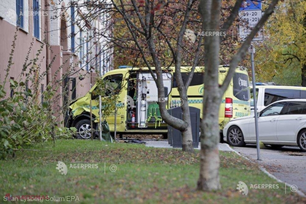 O ambulanță furată de un bărbat înarmat a lovit mai mulți trecători, la Oslo 