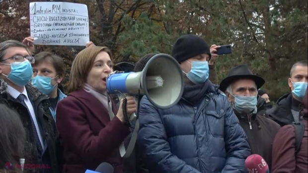 Maia Sandu, în fața PROTESTATARILOR: „Oamenii MOR în spitale, oamenii nu au ce mânca… Și cu ce se ocupă majoritatea PSRM-ȘOR? Se ocupă de reducerea atribuțiilor președintelui. Demisia Guvernului și alegeri parlamentare anticipate”.