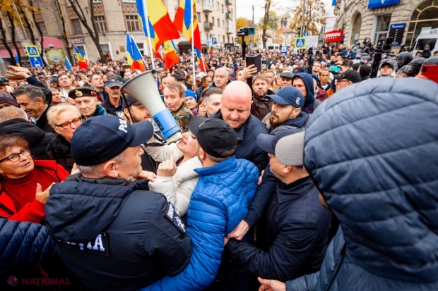 AUDIO, FOTO, UPDATE // Persoane special ANTRENATE în mulțime la protestul Partidului „ȘOR”: „Treceți pe prima linie. Măcar azi să RUPEM”. Cordon de polițiști la intersecția bd. Ștefan cel Mare cu str. Tighina şi zeci de persoane reţinute