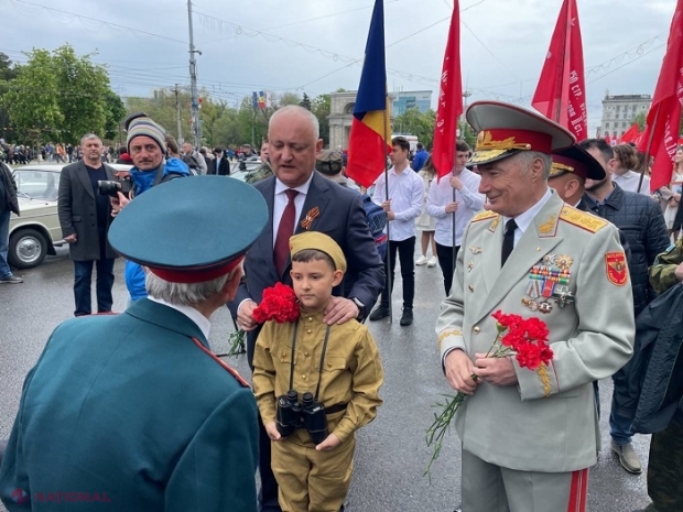 9 mai // Dodon și-a îmbrăcat fiul în uniformă militară sovietică și și-a pus panglica „Sf. Gheorghe” în piept, simbolul războiului declanșat de Rusia în Ucraina. Ce răspuns a dat atunci când a fost întrebat dacă Putin este „criminal de război”