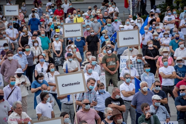 Protest al PAS împotriva guvernării: „Dodon se ocupă cu preluarea afacerilor și eliberarea hoților din pușcărie. Dodon, vino acasă de la MARE. Noi vom avea grijă să ajungi de la mare la răcoare”