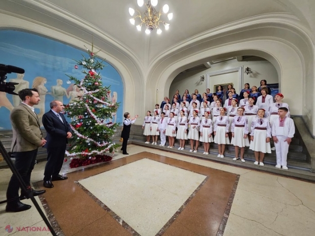 VIDEO // Corul „Lia-Ciocârlia” de la Chișinău a colindat cu măiestrie Universitatea „Alexandru Ioan Cuza” și Universitatea Națională de Arte „George Enescu” din Iași