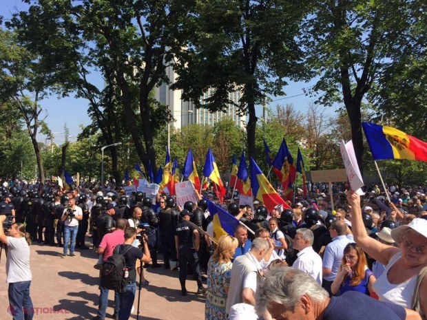 LIVE // Opoziția, din nou la protest împotriva sistemului mixt. Maia Sandu, mesaj pentru Guvernul României: „Când cu Plahotniuc semnați, pe Dodon îl ajutați”