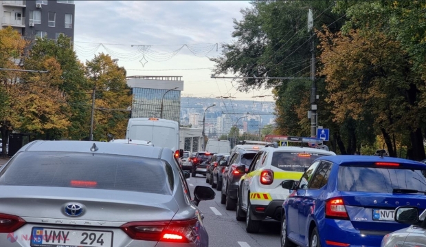 VIDEO // Greșeala pe care o fac majoritatea șoferilor când așteaptă în trafic. Ce PAGUBE costisitoare se produc mașinii