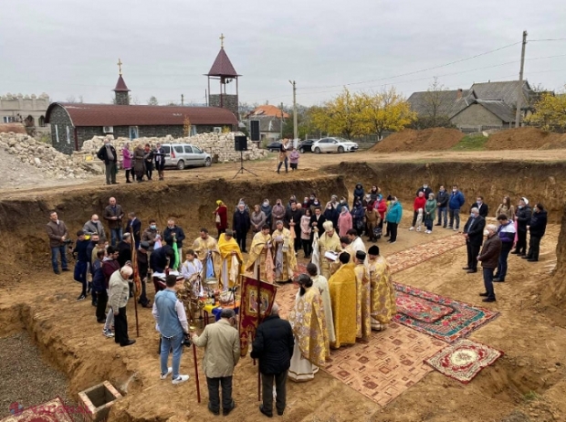 FOTO // Piatră de temelie pentru o viitoare biserică în Căușeni: Un deputat din România a făcut o donație și a promis să caute sponsori pentru construcția lăcașului