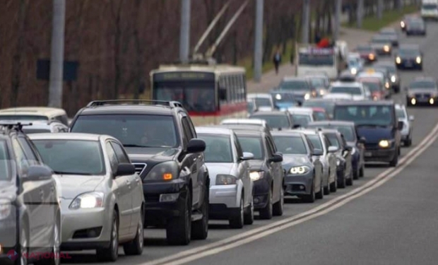 ATENȚIE, ȘOFERI! De la 1 noiembrie sunteți obligați să circulați și pe timp de zi cu lumina de întâlnire aprinsă la farurile mașinilor