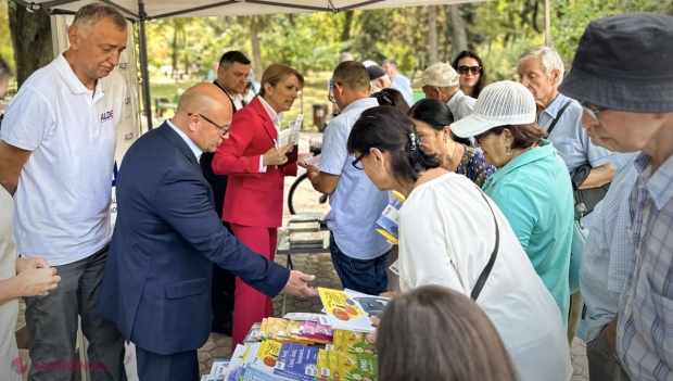 VIDEO, FOTO// ALDE a sărbătorit într-un mod inedit Ziua Limbii Române - a dăruit cărți din literatura ROMÂNĂ la toți doritorii: „Dăruim cărți în limba română, în limba care ne amintește mereu cine suntem, de unde venim și încotro mergem ca popor”