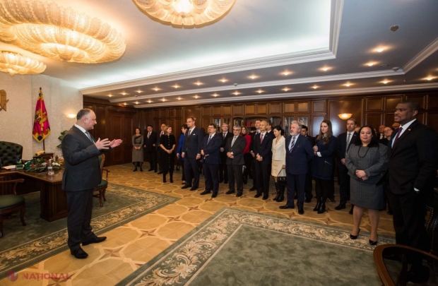 FOTO // Dodon le-a făcut ambasadorilor acreditați în R. Moldova o EXCURSIE în palatul său renovat