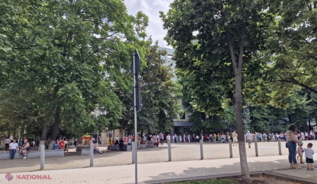 FOTO // Record de participare la vot! Cozi mari la secțiile de votare: Basarabenii au ieșit în număr mare la urne să aleagă reprezentanții României în Parlamentul European: „Europarlamentarii români sunt cei mai sinceri susținători ai noștri”