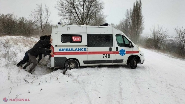 Iarna de la sfârșitul toamnei: Sute de mijloace de transport și ambulanțe, deblocate din troiene de către salvatorii de la IGSU. Mai multe localități nu au în continuare curent electric