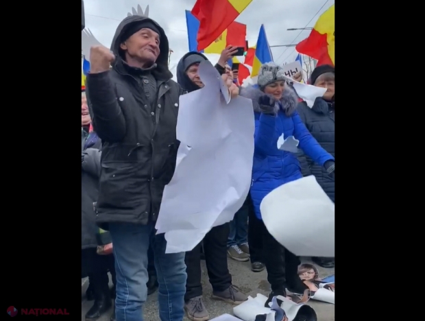 VIDEO // Moment GROTESC la mitingul din fața Primăriei Chișinău. Câțiva manifestanți au DEVORAT câteva portrete ale Maiei Sandu și le-au călcat în picioare. Un „bărbat”, care abia se ținea pe picioare, a lovit cu PUMNUL o poză a șefei statului