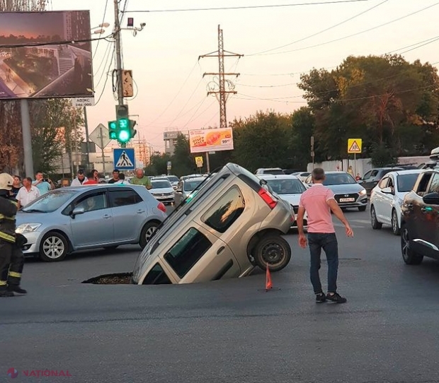 FOTO // Un crater uriaș a apărut din senin în mijlocul unei străzi aglomerate din Rusia. O familie a scăpat în ultimul moment