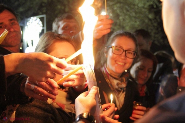 Reportaj FOTO // Focul Haric a fost împărțit enoriașilor