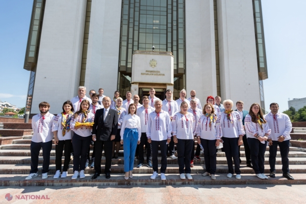 FOTO // Cei 18 sportivi calificați la Jocurile Olimpice de la Tokyo au primit DRAPELUL R. Moldova de la președintele Maia Sandu: „Vă așteptăm victorioși acasă”