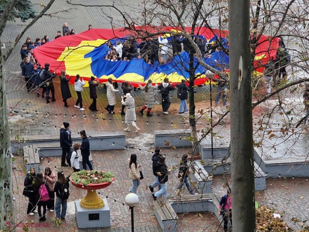 FOTO, VIDEO // Elevii Liceului „Gheorghe Asachi” au încins o Horă a UNIRII de Ziua Națională a României și au defilat cu un TRICOLOR de peste 20 de metri