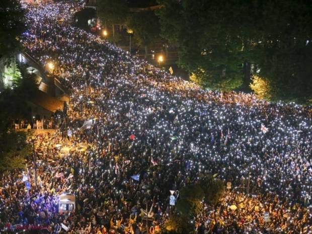 VIDEO // Georgia, pe un butoi de pulbere. Zeci de mii de georgieni au protestat, pe o ploaie torențială, împotriva unui proiect de lege referitor la ,,agenţii străini